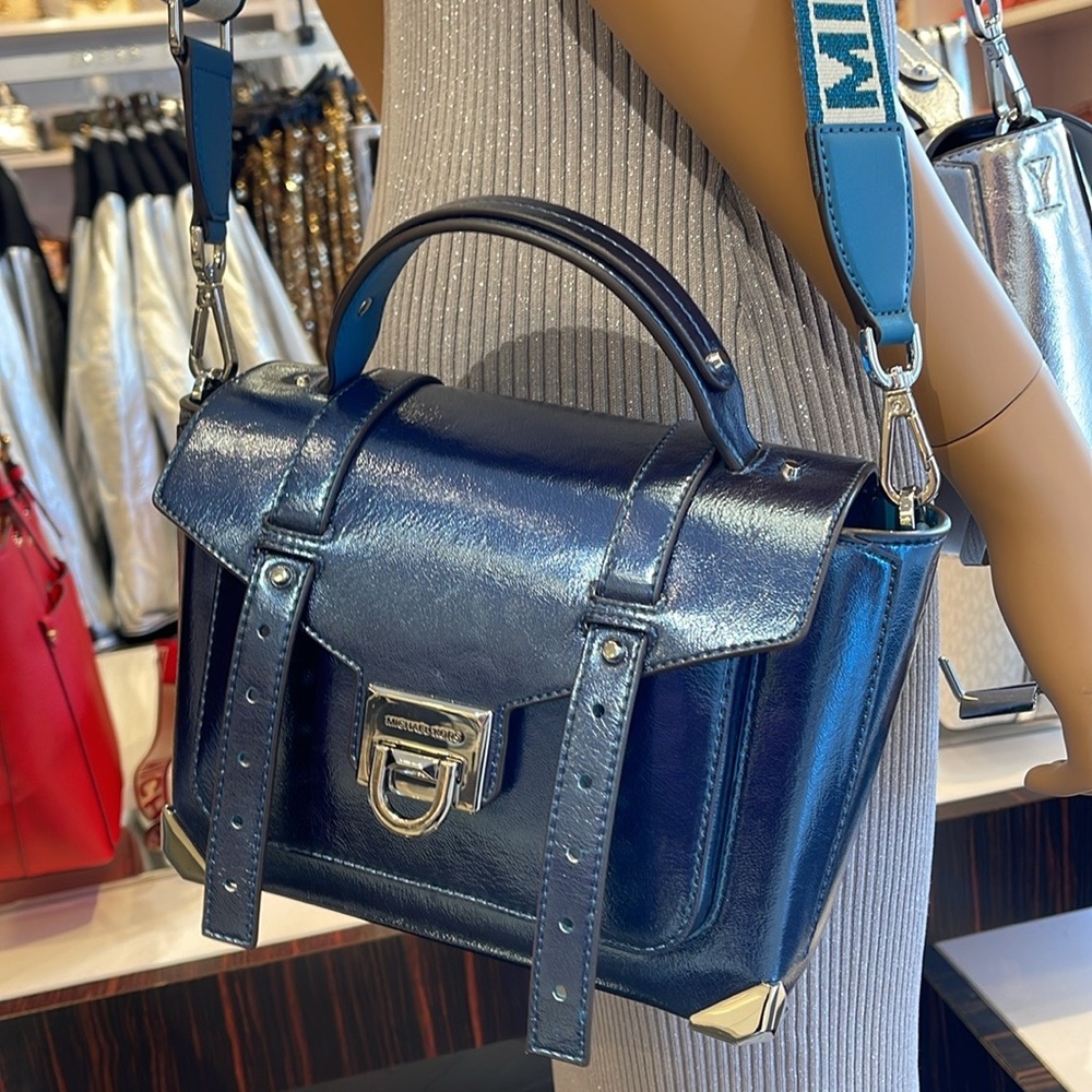 MICHAEL KORS
Manhattan Medium TH SCHOOL Crackled Metallic Leather SATCHEL
TEAL - Picture 8 of 16